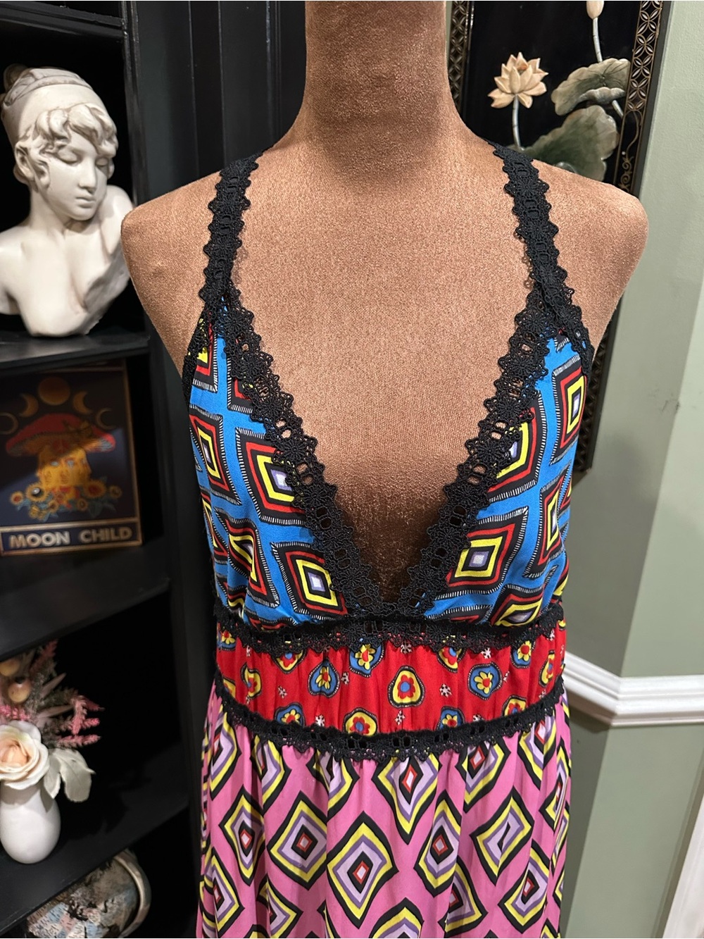 Alice + Olivia “Karolina” Crochet‑Trimmed Paneled Printed Crepe Maxi Dress - Picture 3 of 16